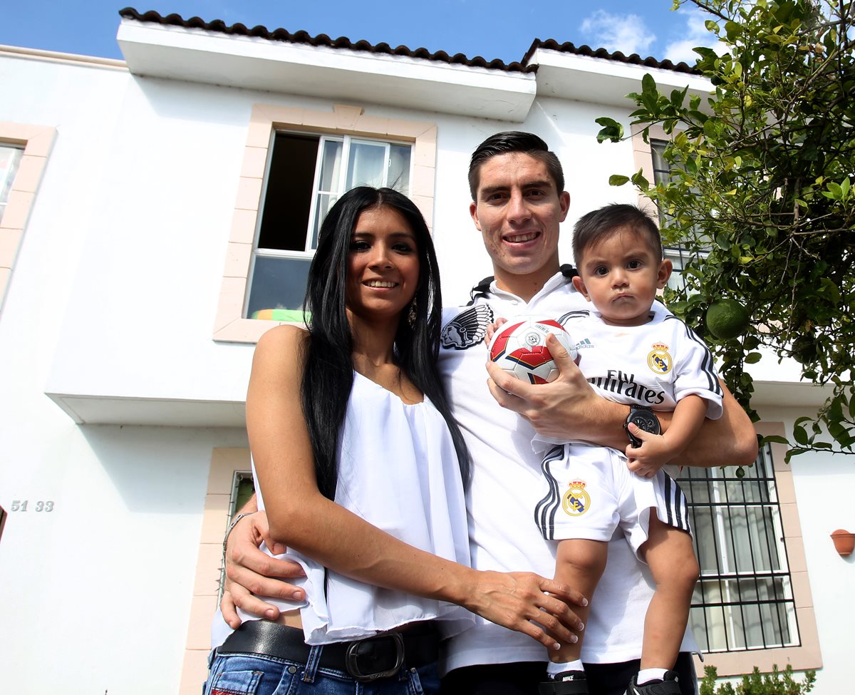 Elías Vásquez posa para Tododeportes junto a su esposa y su hijo. (Foto Prensa Libre: Edwin Fajardo)