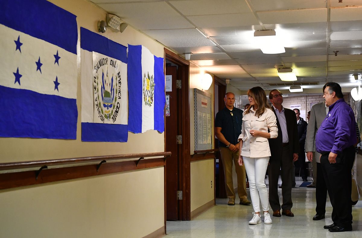 La Primera Dama de los EE. UU., Melania Trump, visitó el Centro Infantil Upbring New Hope de Luthern Social Services of the South en McAllen, Texas. (Foto Prensa Libre: AFP)