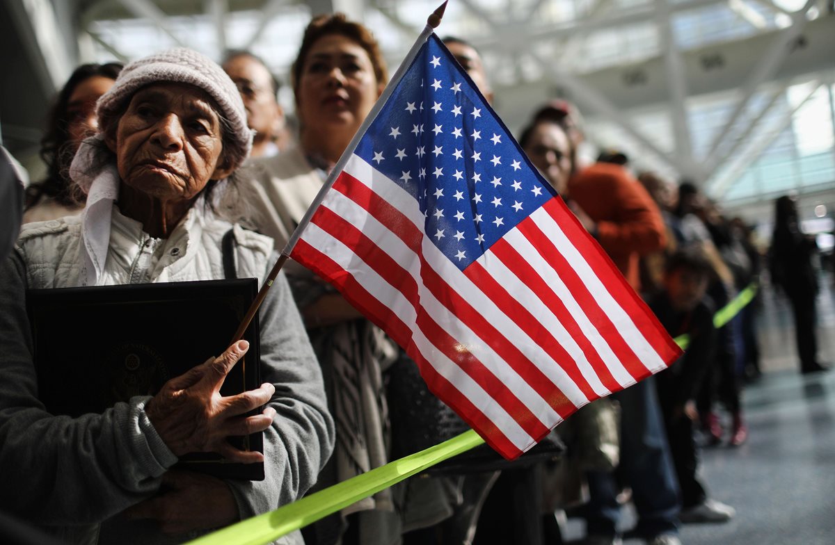 Ana Julia Ayala (i), una inmigrante de El Salvador, espera que su hijo salga de la ceremonia de la naturalización en Los Ángeles, California. (AFP)