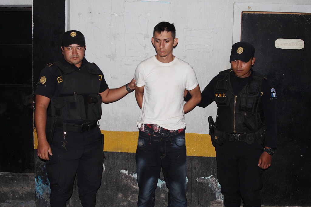 Luis Fernando Morales, fue detenido en Izaba, sindicado de robo. (Foto Prensa Libre: Dony Stewart).
