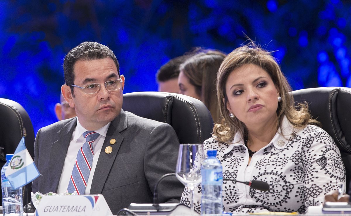 Jimmy Morales junto a la canciller, Sandra Jovel, durante la reunión del Sica en Santo Domingo. (Foto Prensa Libre: EFE)
