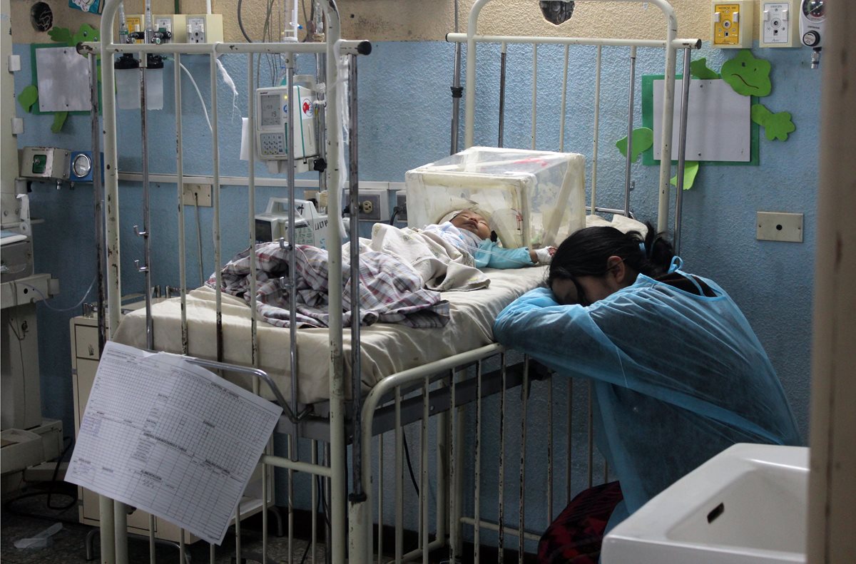 Madre acompaña a su hijo, quien permanece internado por neumonía, en la Pediatría del Hospital Regional de Occidente, en Quetzaltenango. (Foto Prensa Libre: Carlos Ventura)