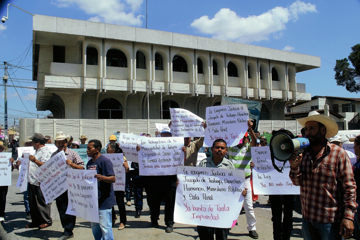 Manifestantes en  la cabecera de Jalapa exigen que se investigue al alcalde de esa localidad y a su concejo. (Foto Prensa Libre: Hugo Oliva)