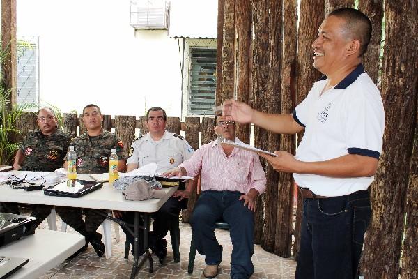 Adrian Molina, de la Aepdi, durante la presentación   de la campaña en El Estor, Izabal.