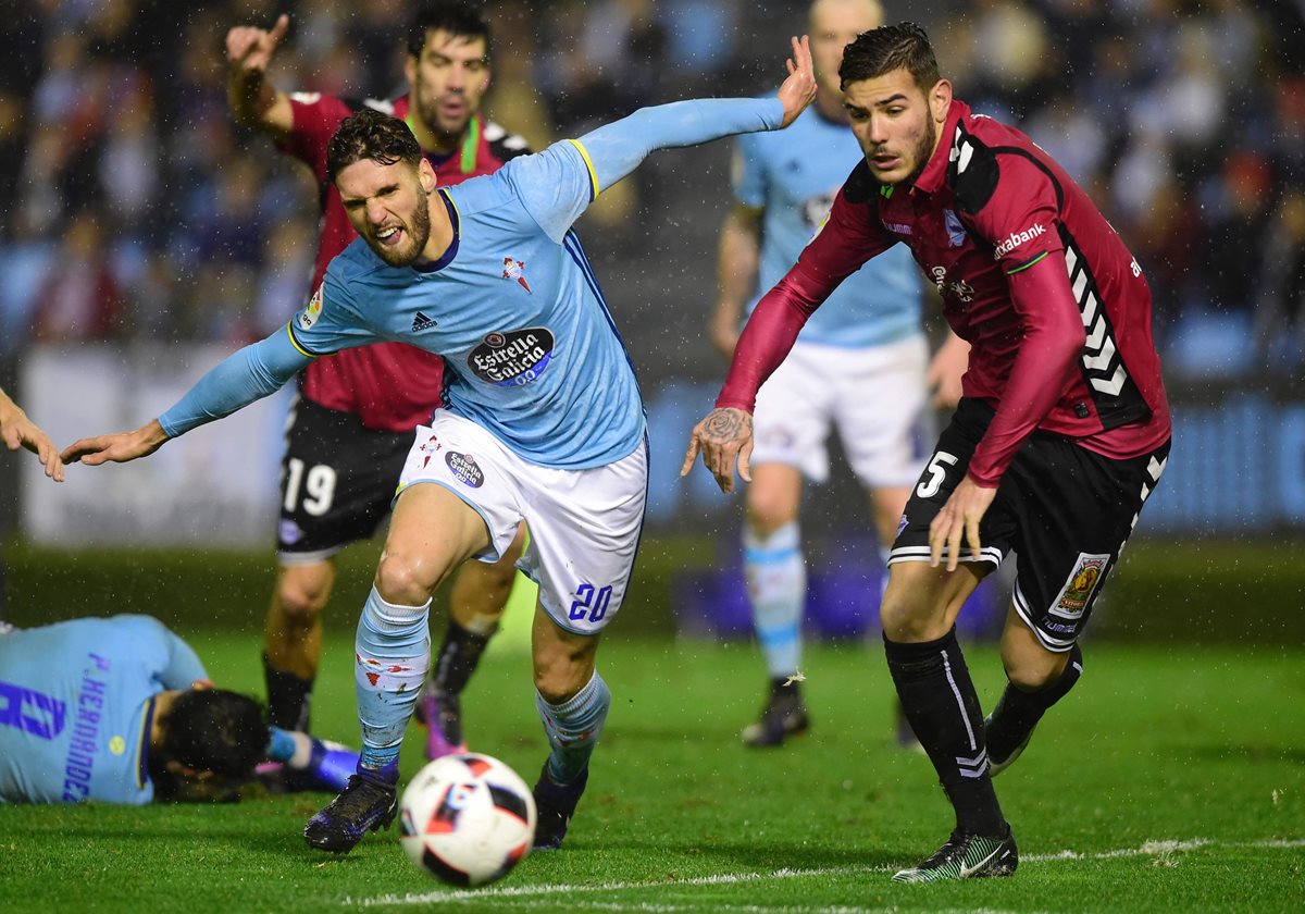 El Celta de Vigo se complicó la vida en el juego de ida de la Copa del Rey contra el Alavés. (Foto Prensa Libre:AFP)