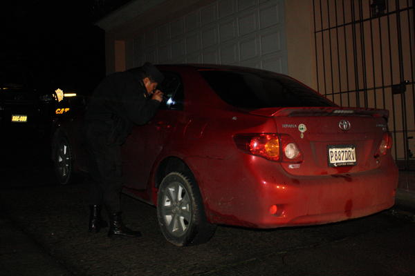 Un policía inspecciona el vehículo en donde fue baleada una familia en Sumpango, Sacatepéquez. (Foto Prensa Libre: Miguel López)<br _mce_bogus="1"/>