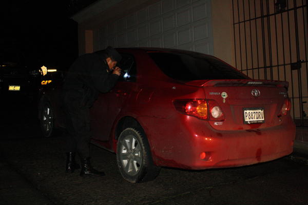 Un policía inspecciona el vehículo en donde fue baleada una familia en Sumpango, Sacatepéquez. (Foto Prensa Libre: Miguel López)<br _mce_bogus="1"/>