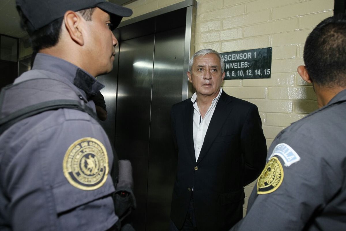 Otto Pérez Molina aguarda su ingreso al Juzgado de Mayor Riesgo B. (Foto Prensa Libre: Paulo Raquec)