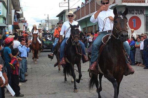 Jinetes recorren calles de Tecpán Guatemala en sus monturas de alta escuela. (Foto Prensa Libre: José Rosales)<br _mce_bogus="1"/>