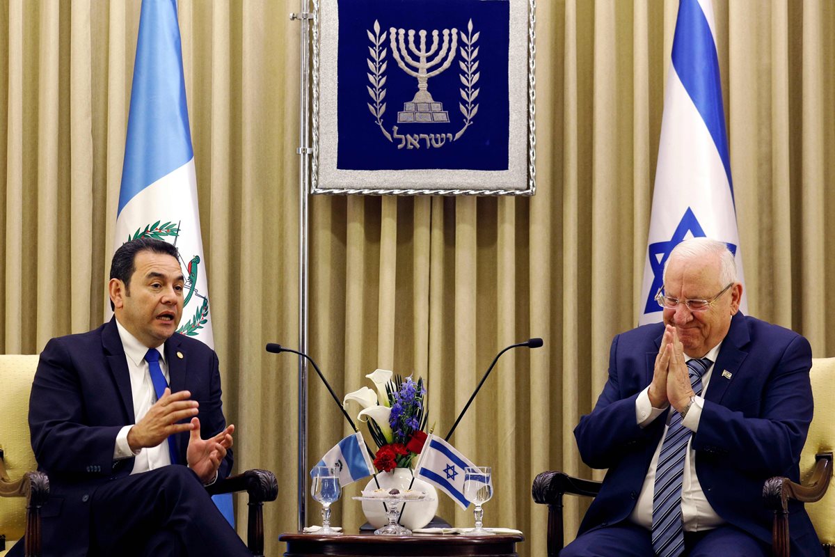 Jimmy Morales se reunió con su homólogo israelí, Reuven Rivlin, después de la inauguración de la embajada. (Foto Prensa Libre: AFP)