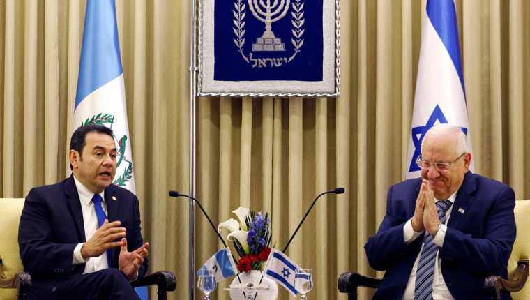 Jimmy Morales se reunió con su homólogo israelí, Reuven Rivlin, después de la inauguración de la embajada. (Foto Prensa Libre: AFP)