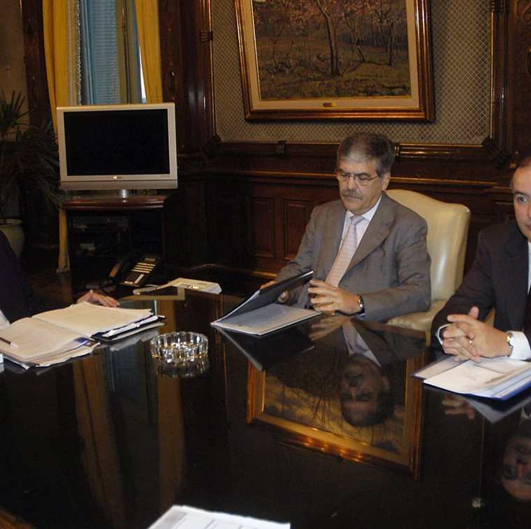 Foto de archivo aparece Néstor Kirchner (i) junto al entonces ministro y niceministro de Planificación Federal, Servicios e Inversión Pública Julio De Vido (C) y José López. (AFP).