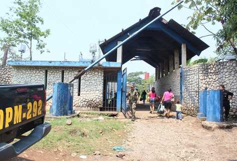 Miembros del Ejército y PNC estuvieron la garita de ingreso a la cárcel en apoyo a la requisa (Foto Prensa Libre: Melvin Sandoval)