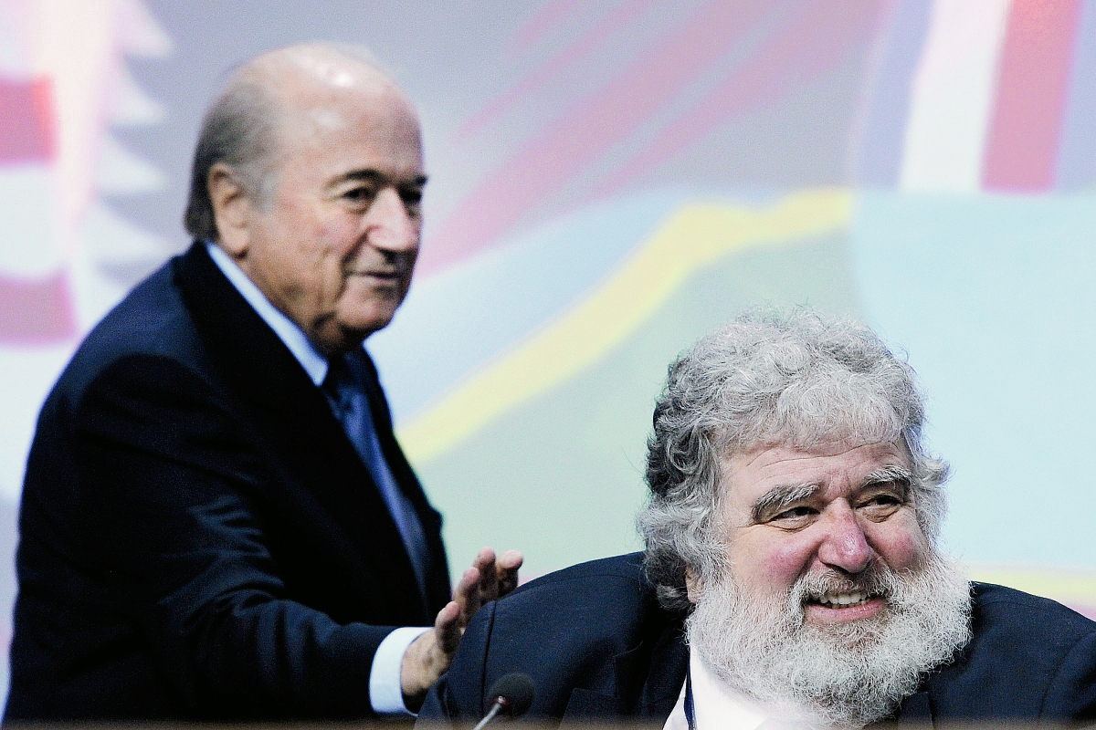 El aún presidente de la Fifa Sepp Blatter junto a Chuck Blazer, durante el 61 congreso de la Fifa. (Foto Prensa Libre: AFP)