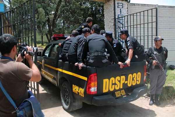 Agentes de la PNC ingresaron a la Granja Penal Cantel, en Quetzaltenango. (Foto Prensa Libre: Carlos Ventura).