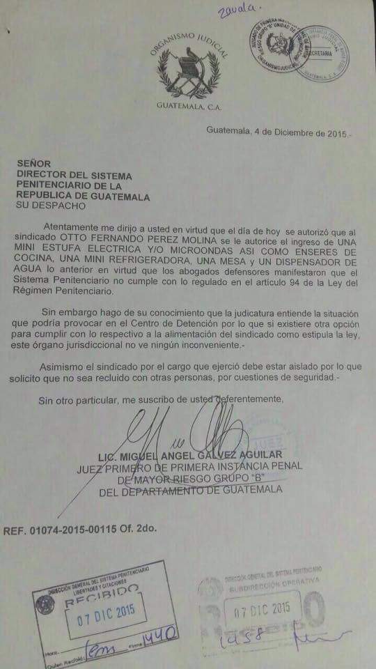 Juez Miguel Ángel Gálvez ordenó el ingreso de diversos artículos domésticos para el expresidente Otto Pérez Molina, preso en la cárcel de la base militar Mariscal Zavala. (Foto Prensa Libre: Twitter)