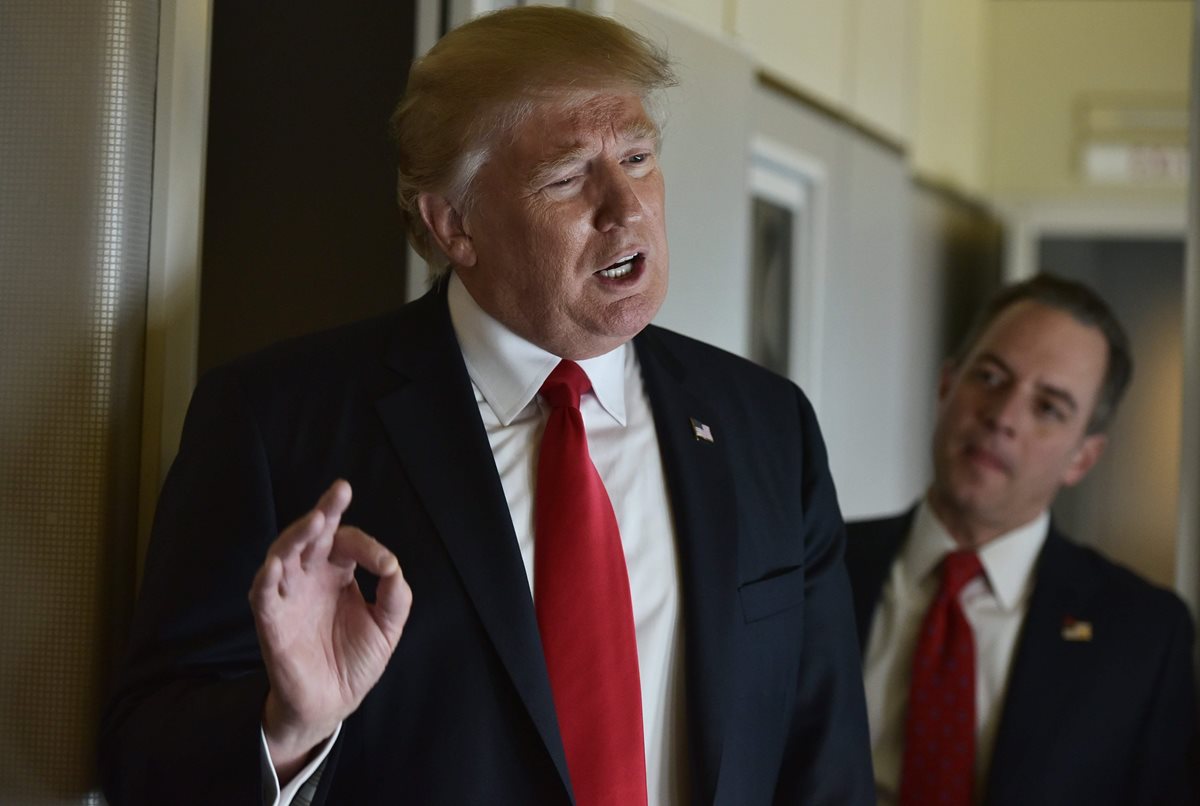 Trump habla con periodistas a bordo deL Air Force One antes de partir a Florida.(Foto Prensa 
Libre: AFP).