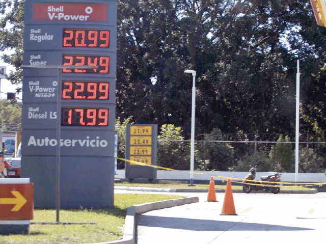 Los precios en las gasolineras del país ya evidenciaron el primer ajuste. (Foto Prensa Libre: Carlos Ovalle)