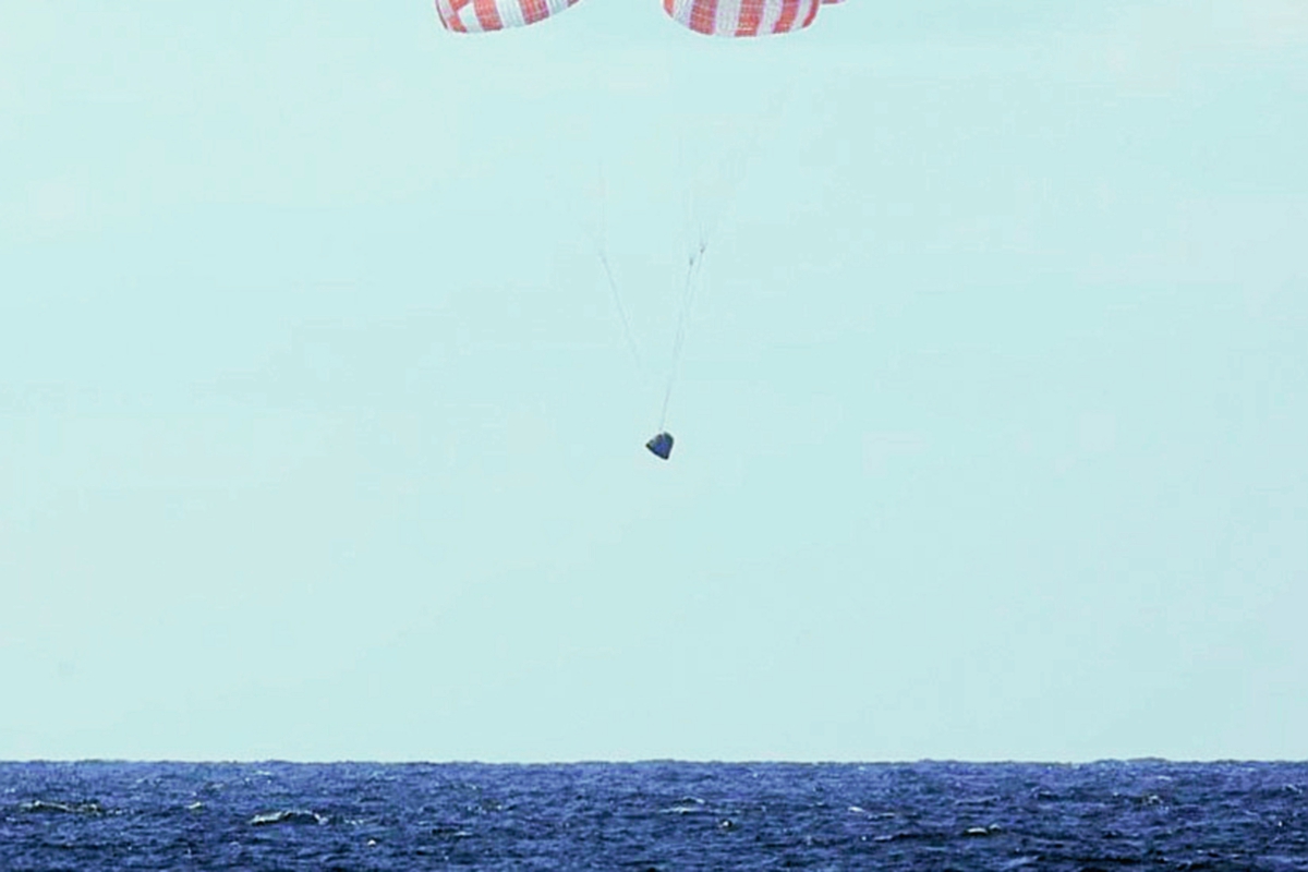 La Cápsula Dragon de SpaceX vuelve a Tierra con una zambullida en el océano (Foto Prensa Libre:AP).