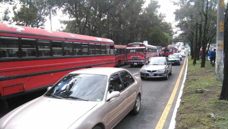 Buses de la ruta 203 y 204 bloquean la salida de la Universidad de San Carlos en el Periférico, zona 12. (Foto Prensa Libre: Érick Ávila)