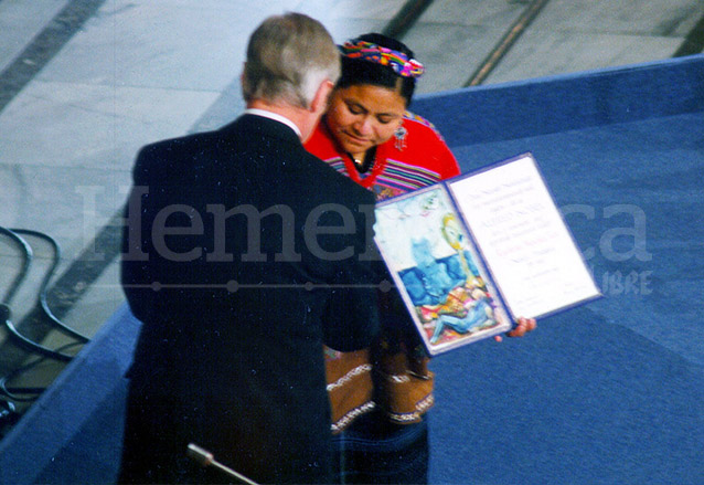 Momento en el que Rigoberta Menchú recibe en Oslo el Premio Nobel de la Paz el 10 de diciembre de 1992. (Foto: Hemeroteca PL)