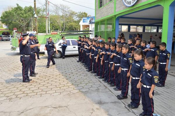 Con un acto protocolario se realizó la graduación de la  primera brigada infantil de los Bomberos Municipales Departamentales de Rio Hondo, Zacapa.  En la ceremonia se graduaron 34 niños quienes recibieron el curso de bomberos infantiles durante seis meses, los cuales solo recibían los días sábados.