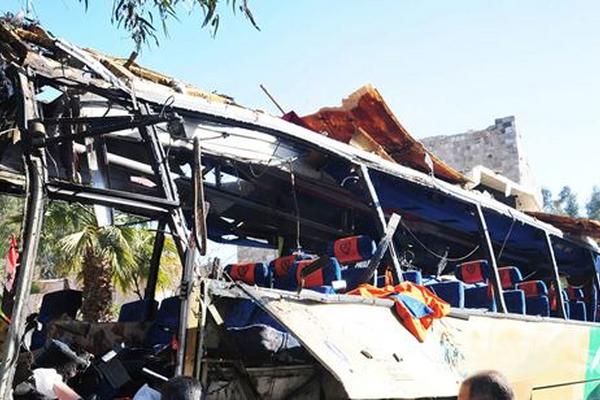 El bus quedó destruido tras explotar en el centro de Damasco, se cree que debido a un cohete lanzado por rebeldes. (Foto Prensa Libre: EFE).