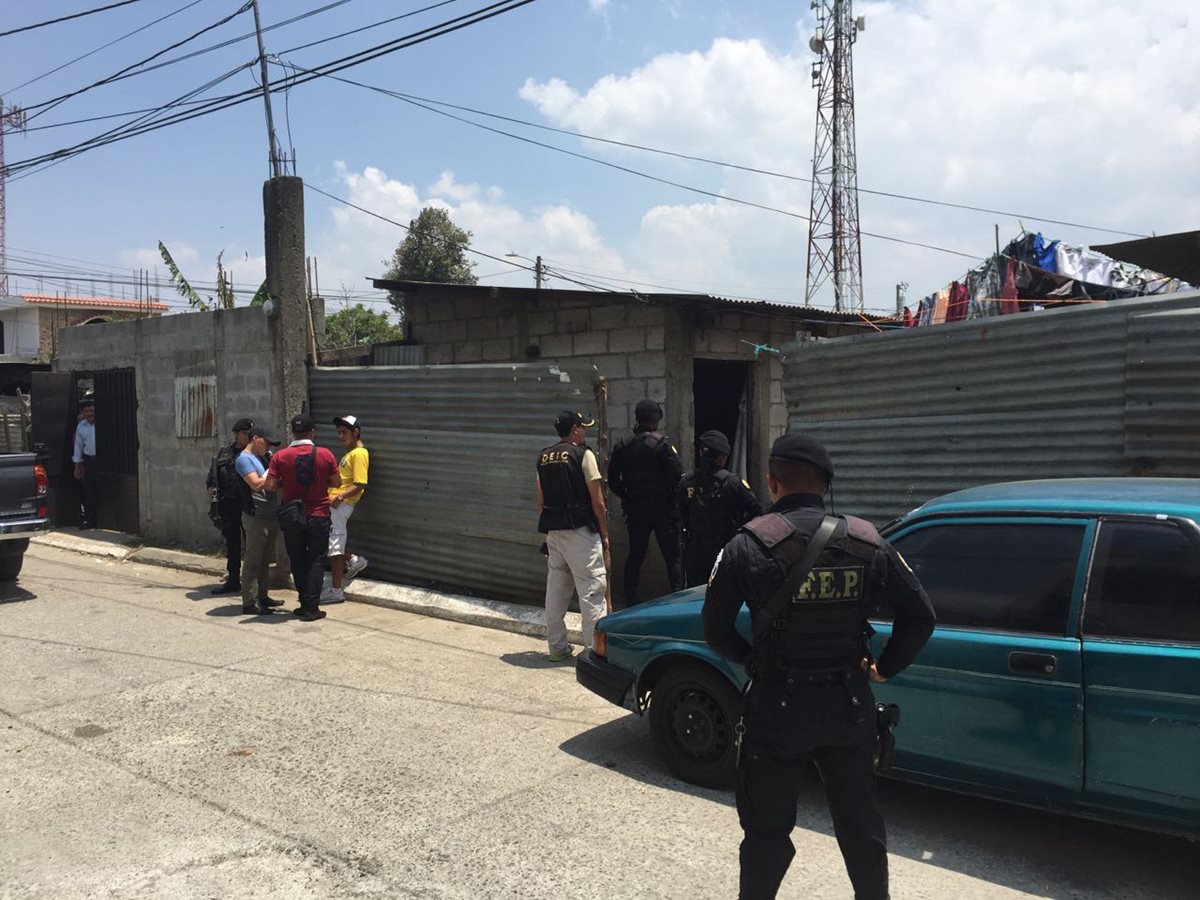 Vivienda en donde se lleva a cabo el allanamiento para detener a los presuntos responsables de atentado a bus. (Foto Prensa Libre: Cortesía PNC)
