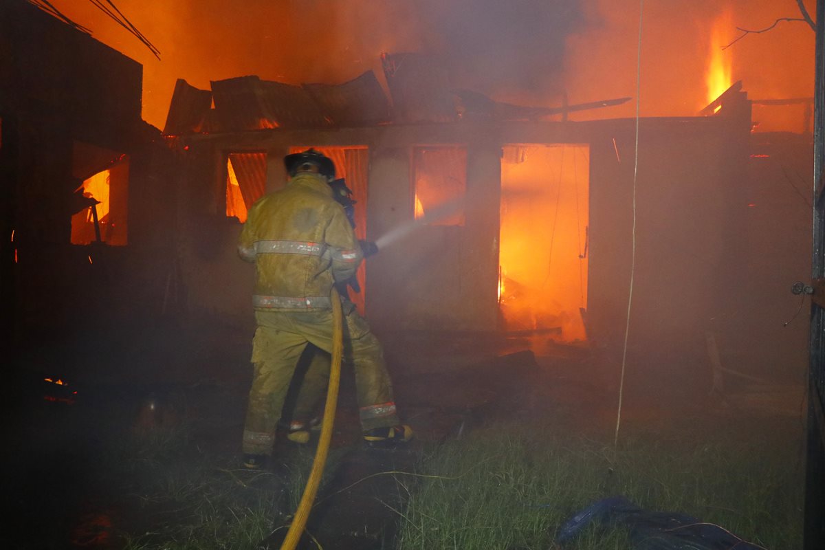 El incendió consumió cuatro bodegas donde se almacenaba ropa y electrodomésticos. (Foto Prensa Libre: Rolando Miranda)