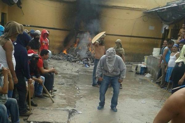 Reos queman  colchonetas  y basura en la cárcel preventiva  de Jutiapa. (Foto Prensa Libre: Óscar González)