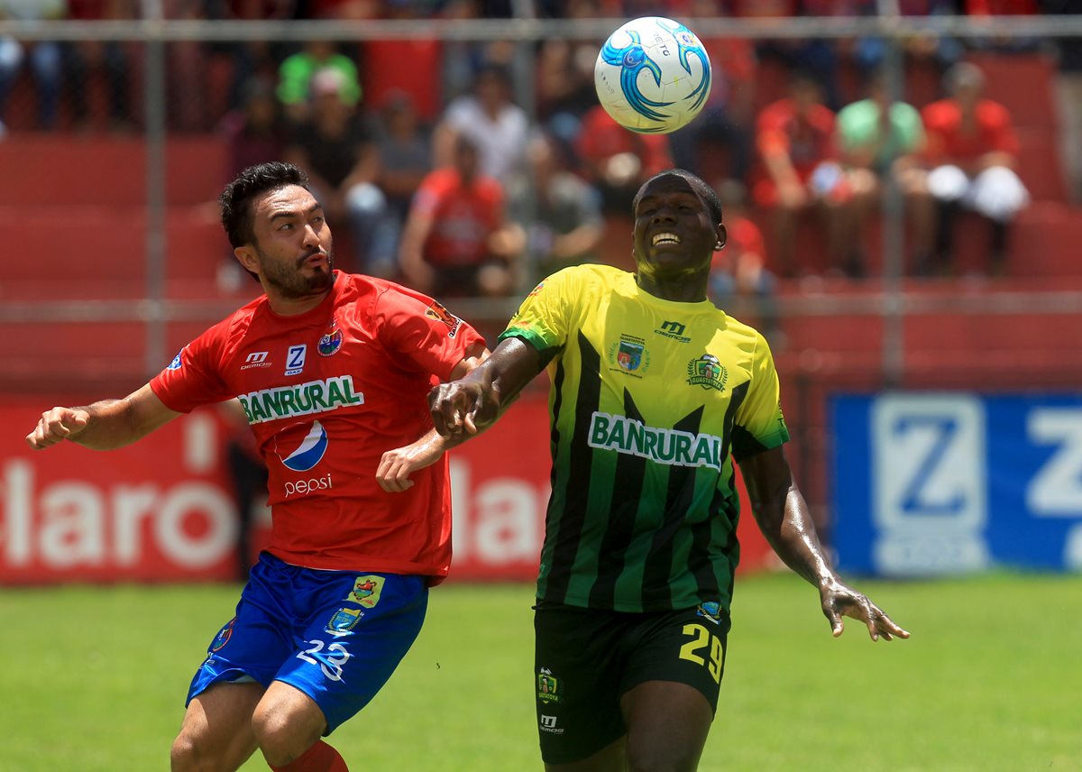 Carlos Kamiani y Quiarol Arzú disputan el balón en el duelo que los rojos igualaron sin goles contra Guastatoya, en El Trébol.