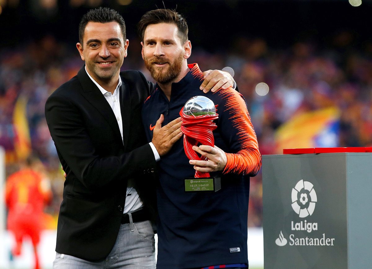 Messi recibió de manos de su excompañero de equipo, Xavi Hernández, el balón que lo acredita como goleador. (Foto Prensa Libre: EFE)