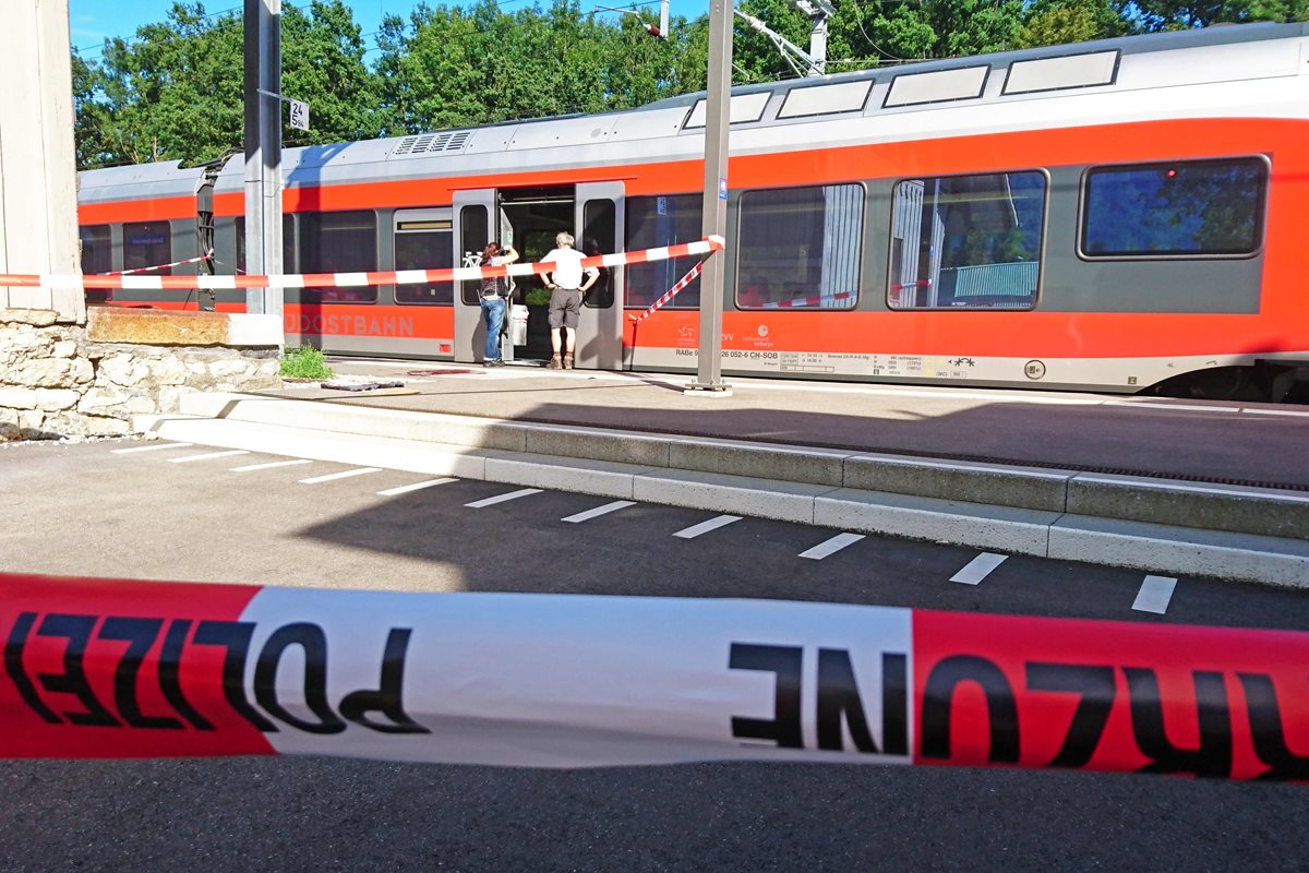 La Policía resguarda el tren donde un hombre atacó a pasajeros. (Foto Prensa Libre: AFP)