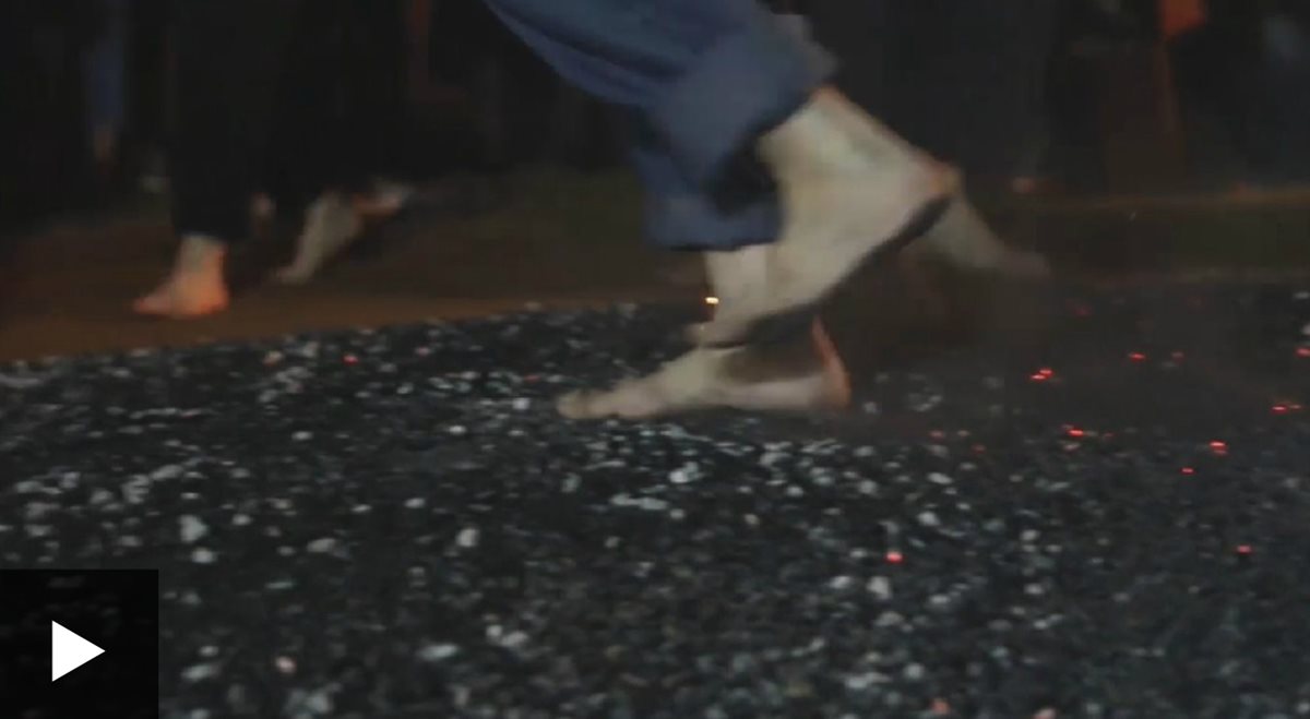 Por qué hay personas que caminan descalzas sobre brasas y dicen que no se queman