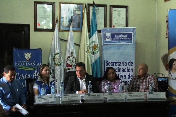 Autoridades de Gobierno y municipales informan sobre oficina móvil en Jocotenango, Sacatepéquez.