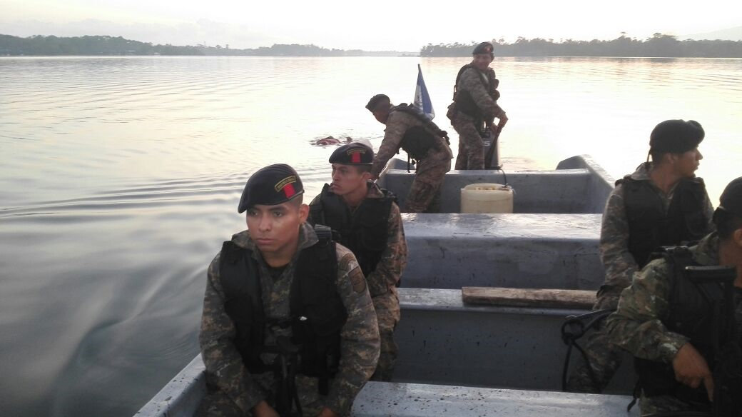 Personal del Ejército en plena labor de búsqueda. (Foto Prensa Libre: Cortesía)