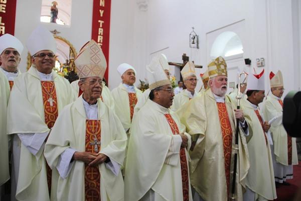 Autoridades eclesiásticas de todo el país participaron en la eucaristía en Antigua Guatemala. (Foto Prensa Libre: Miguel López)<br _mce_bogus="1"/>