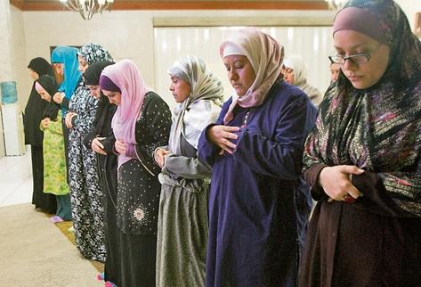 Musulmanas rezan después de la única comida del día, en la mezquita Aldawa de Guatemala, zona 9 capitalina. (Foto Prensa Libre. Brenda Martínez)