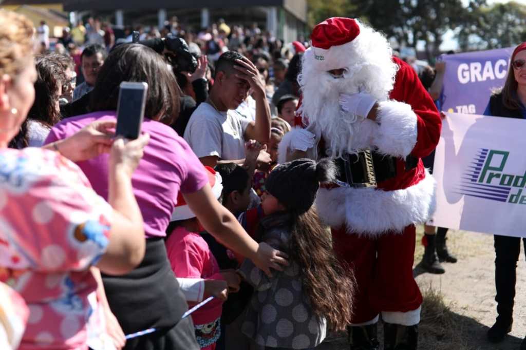 Con mucha paciencia Santa Claus saludo a los niños y escuchó sus peticiones de regalo.
