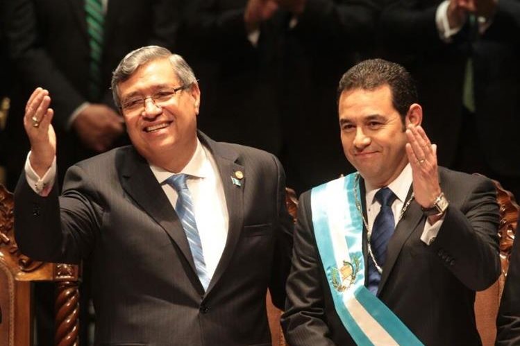 Jafeth Cabrera y Jimmy Morales saludan en el acto de toma de posesión. (Foto Prensa Libre: Hemeroteca PL)