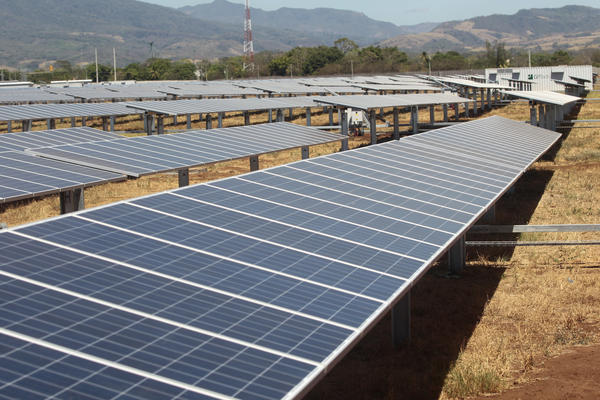 Horus Energy se ubica en  Chiquimulilla, Santa Rosa, posee 187 mil paneles para generar 58 megavatios.  Carlos Esquivel, gerente del proyecto, dijo que llegarán a 307 mil paneles. (Foto, Prensa Libre: Álvaro Interiano).