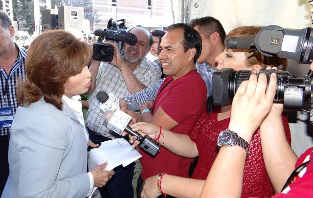 Carlos Adolfo García toma las declaraciones de Angélica María, actriz y cantante mexicana.(Foto Prensa Libre: cortesía Carlos García)