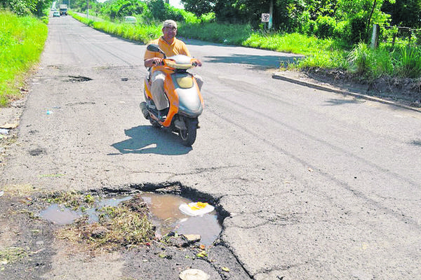 Carreteras en  la provincia dejarán de recibir  mantenimiento, por falta de pago a las empresas. (Foto Prensa Libre: Jorge Tizol)