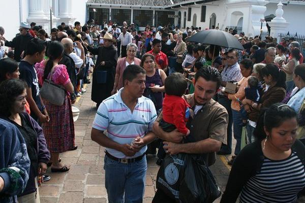 Cientos de fieles comienzan a visitar  la Basílica de Esquipulas, Chiquimula. (Foto Prensa Libre: Edwin Paxtor)
