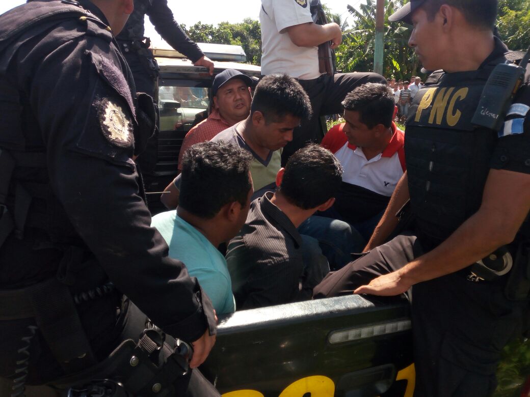 Los siete hombres capturados fueron interceptados cuando viajaban en una camioneta agrícola, en Santa Lucía Cotzumalguapa, Escuintla. (Foto Prensa Libre: PNC)