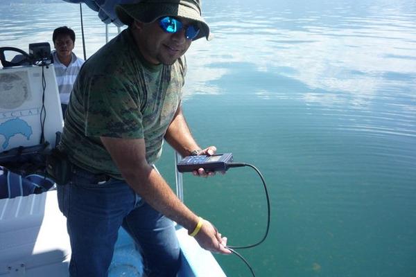 El científico  Marvin  Alfonso Romero Santizo asegura que el Lago de Atitlán es sometido a un proceso de contaminación alarmante. (Foto Prensa Libre: Édgar René Sáenz)