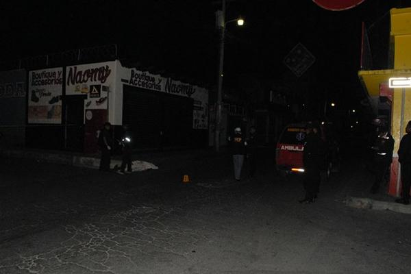 Fiscales del Ministerio Público inspeccionan escena del crimen en donde  murió un niño de 12 años en Sanarate, El Progreso. (Foto Prensa Libre:  Hugo Oliva)