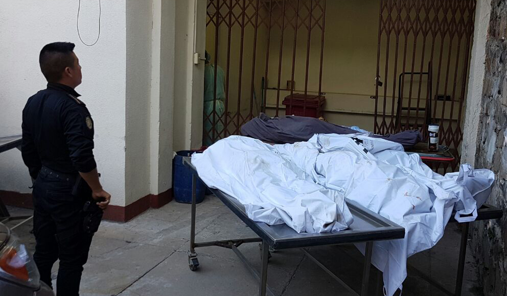 Las cuerpos fueron llevados a la morgue de Jalapa.(Foto Prensa Libre: Hugo Oliva)