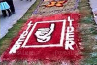 En una alfombra de aserrín destaca el símbolo del partido Líder. (Foto Prensa Libre: Tomada de Twitter)