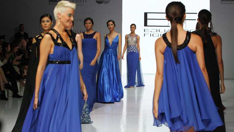 Xarha es el nombre de la colección que presentó Eduardo Figueroa y quien fue el encargado de abrir el Mercedes Benz Fashion Show. (Foto Prensa Libre: Paulo Raquec).